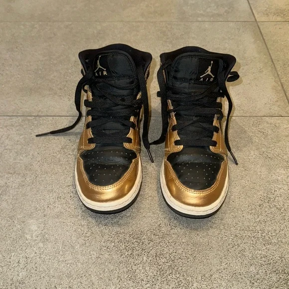 Boys gold store nike shoes